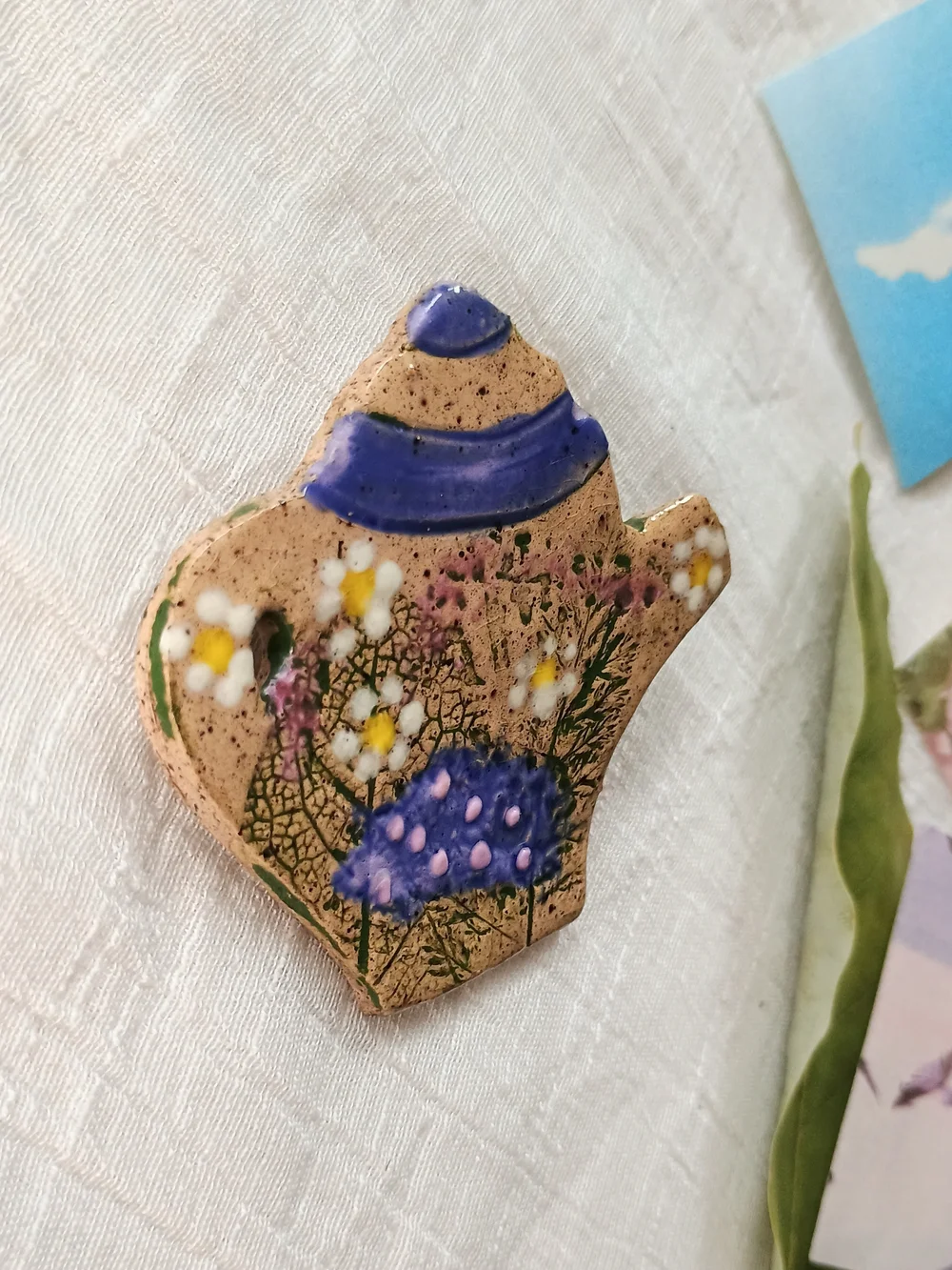 🌻 COTTAGE CORE 🌻 VTG Artisan Crafted ceramic teapot brooch, Granny Core Style